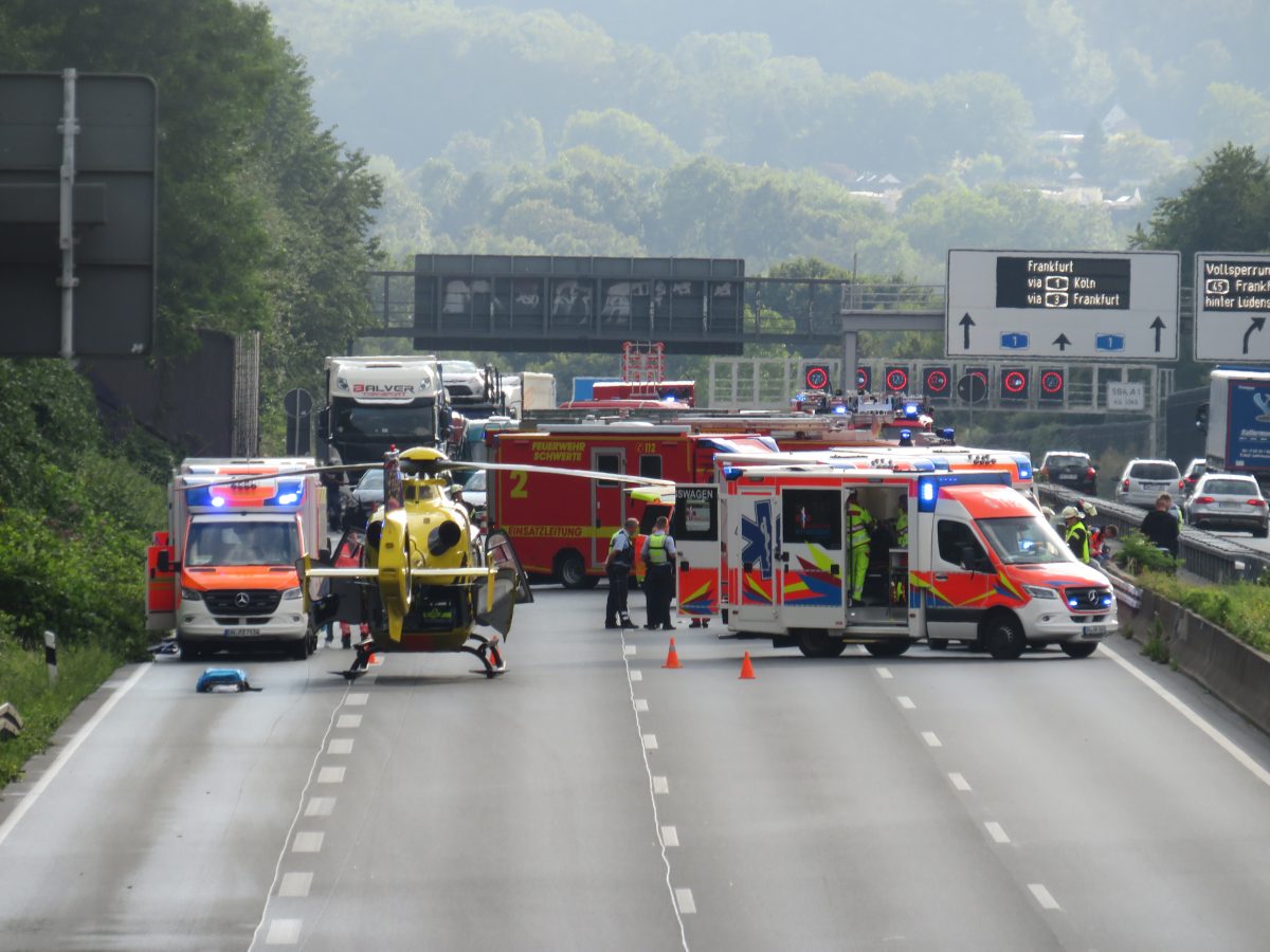A1 in NRW: Heftiger Massen-Crash! Zwölf Personen verletzt ++ Fahrbahn gesperrt!