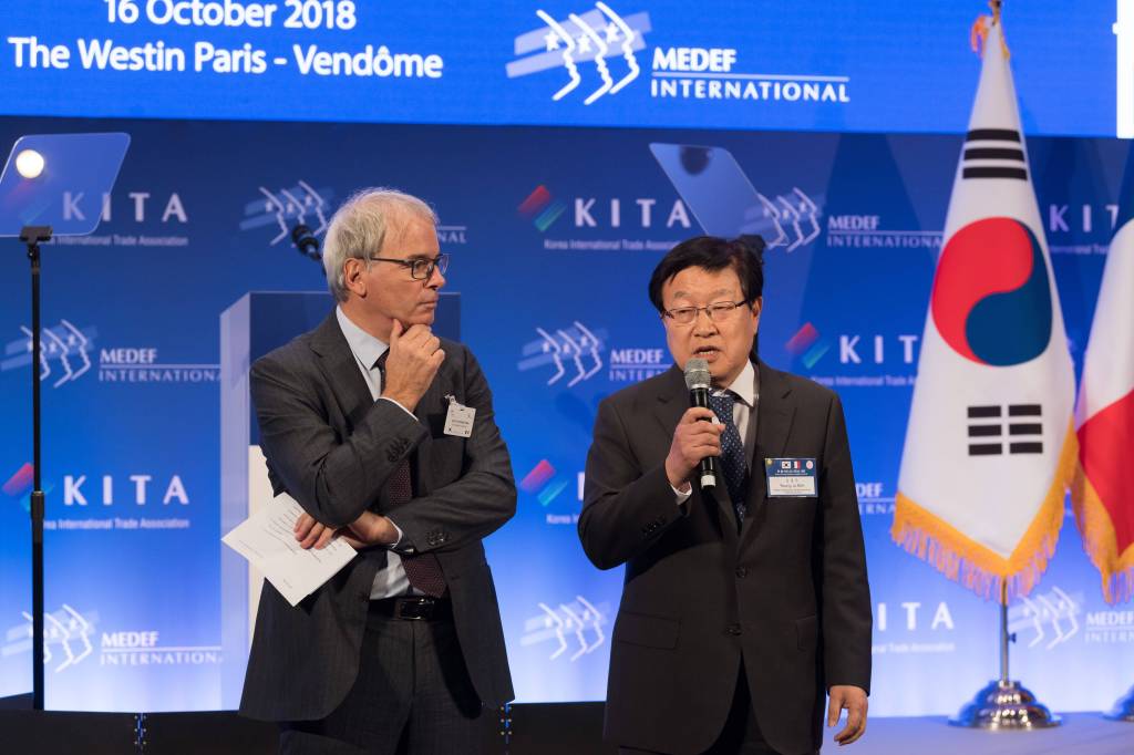 Frederic Frederic Sanchez (l.) und Kim Jung-ju unterhalten sich beim Frankreich-Südkorea-Wirtschaftsgipfel.