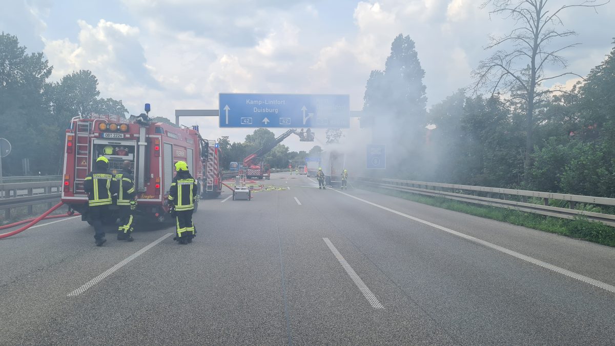 A42 bei Oberhausen: Lkw brennt mitten auf der Autobahn. Die Lösch-Maßnahmen der Feuerwehr sind spektakulär!