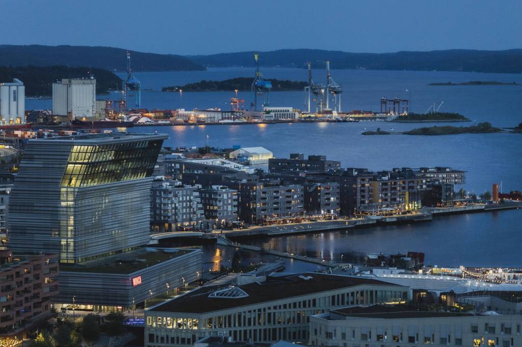 Ein Blick auf den Hafen in Oslo (Norwegen) bei Nacht.