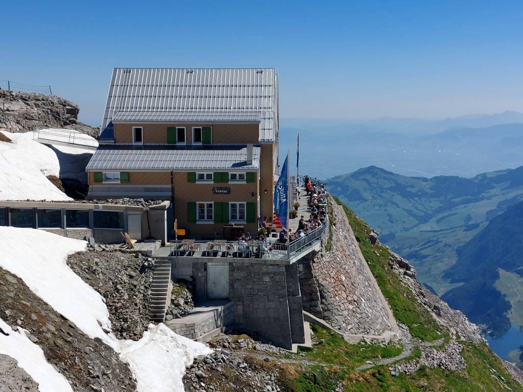 Eine Berghütte in den Schweizer Alpen ragt in den Himmel.