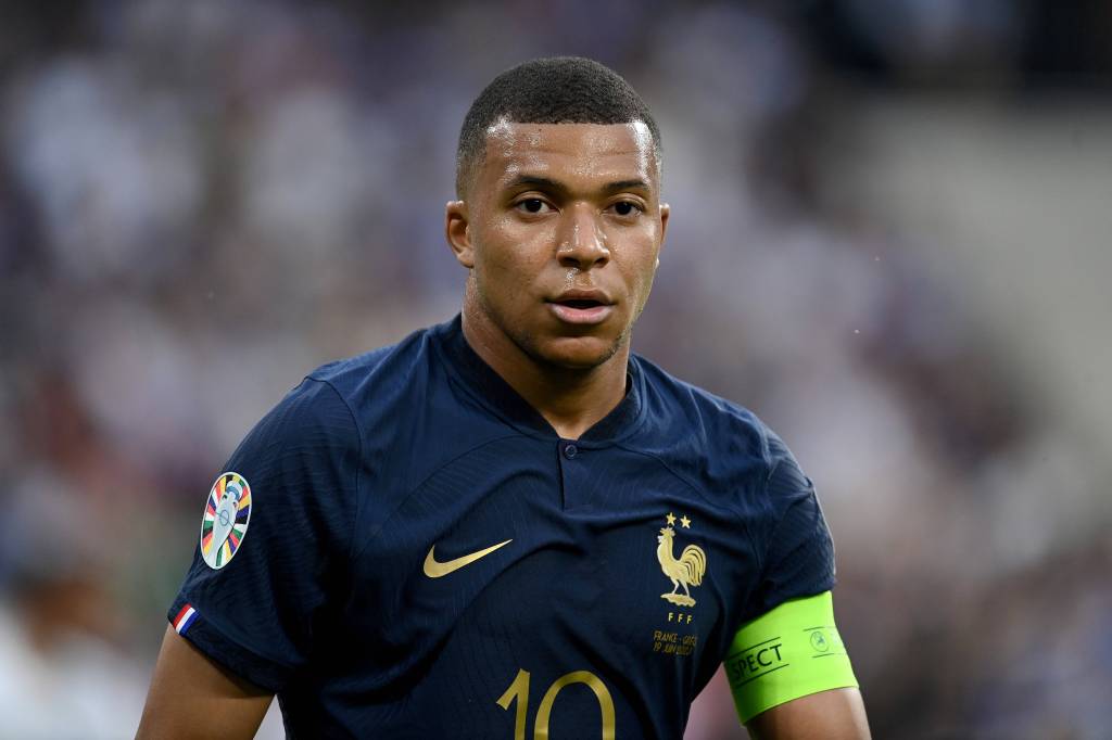 Kylian Mbappé während eines Länderspiels im Trikot der französischen Nationalmannschaft.