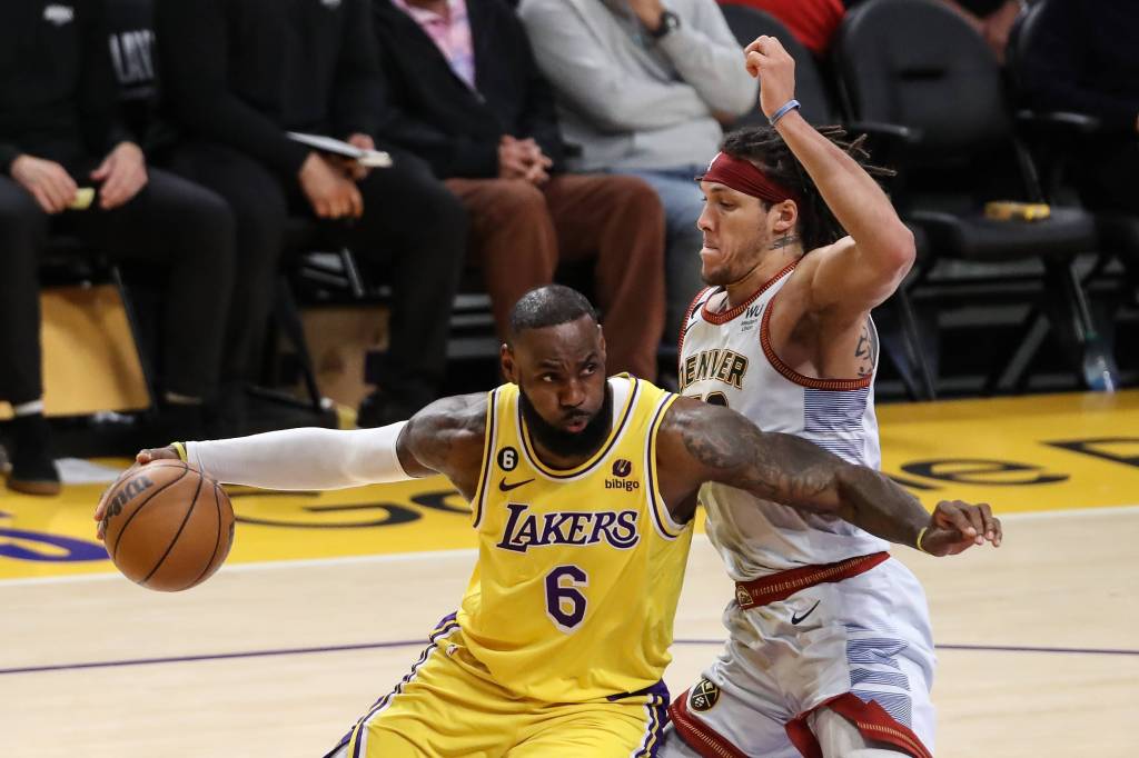 LeBron James behauptet den Ball während eines NBA-Spiels gegen einen Spieler der Denver Nuggets.