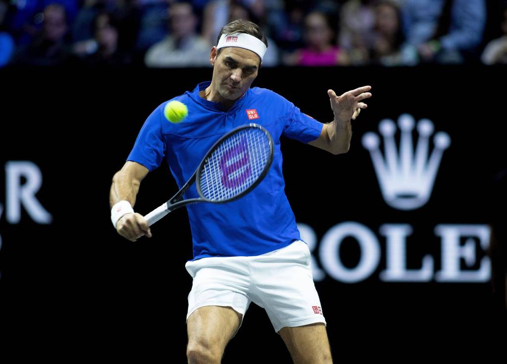 Roger Federer schlägt einen Tennisball während seines letzten Matches als aktiver Profi-Spieler.