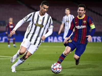 Die Fußball-Profis Cristiano Ronaldo und Lionel Messi im Kampf um den Ball während eines Champions-League-Spiels.