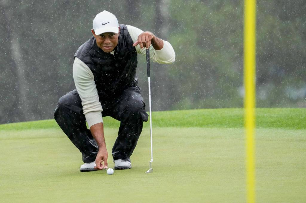 Tiger Woods legt sich den Ball auf dem Rasen bei einem Golf-Turnier zurecht.