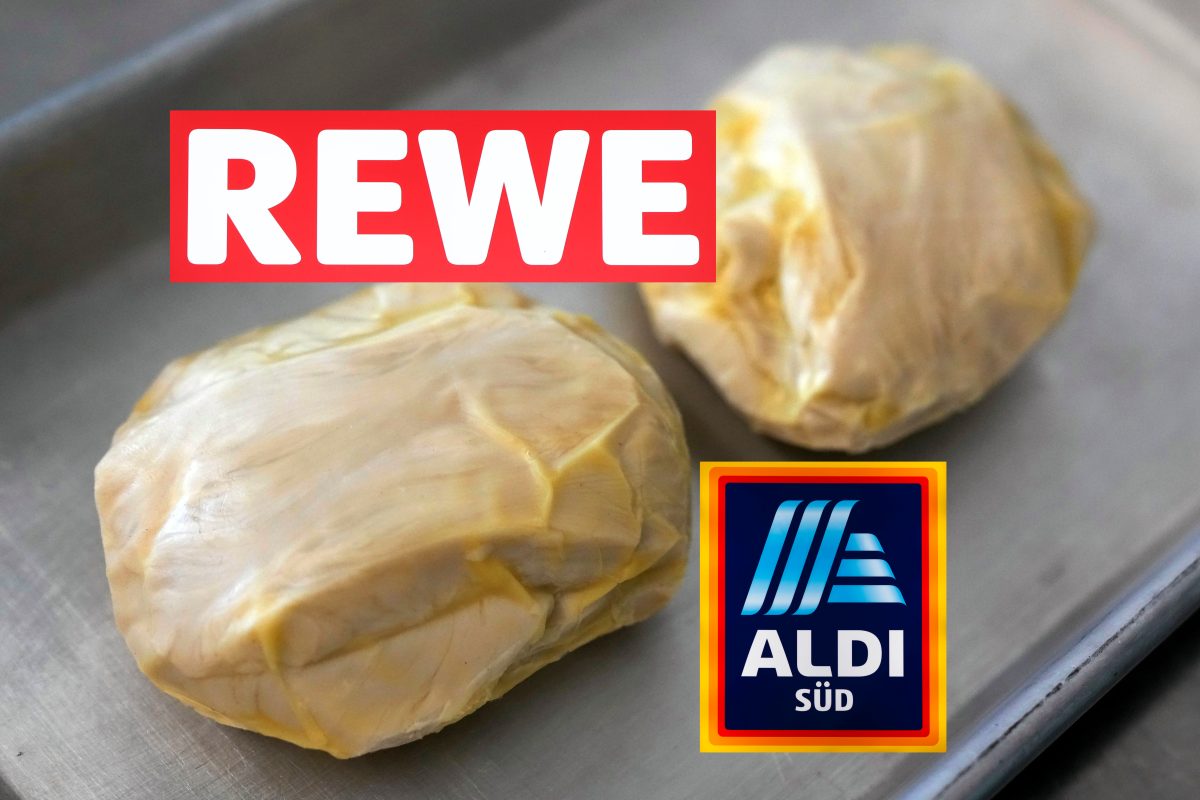 Rewe und Aldi-Logo, im Hintergrund Laborfleisch