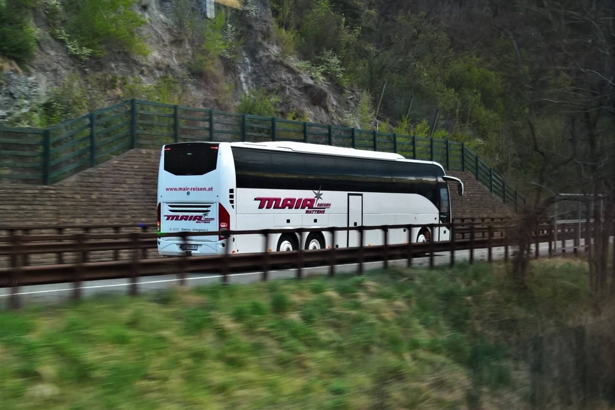 Urlaub in Tirol: Auto rast in Reisebus – für jungen Fahrer (19) kommt jede Hilfe zu spät