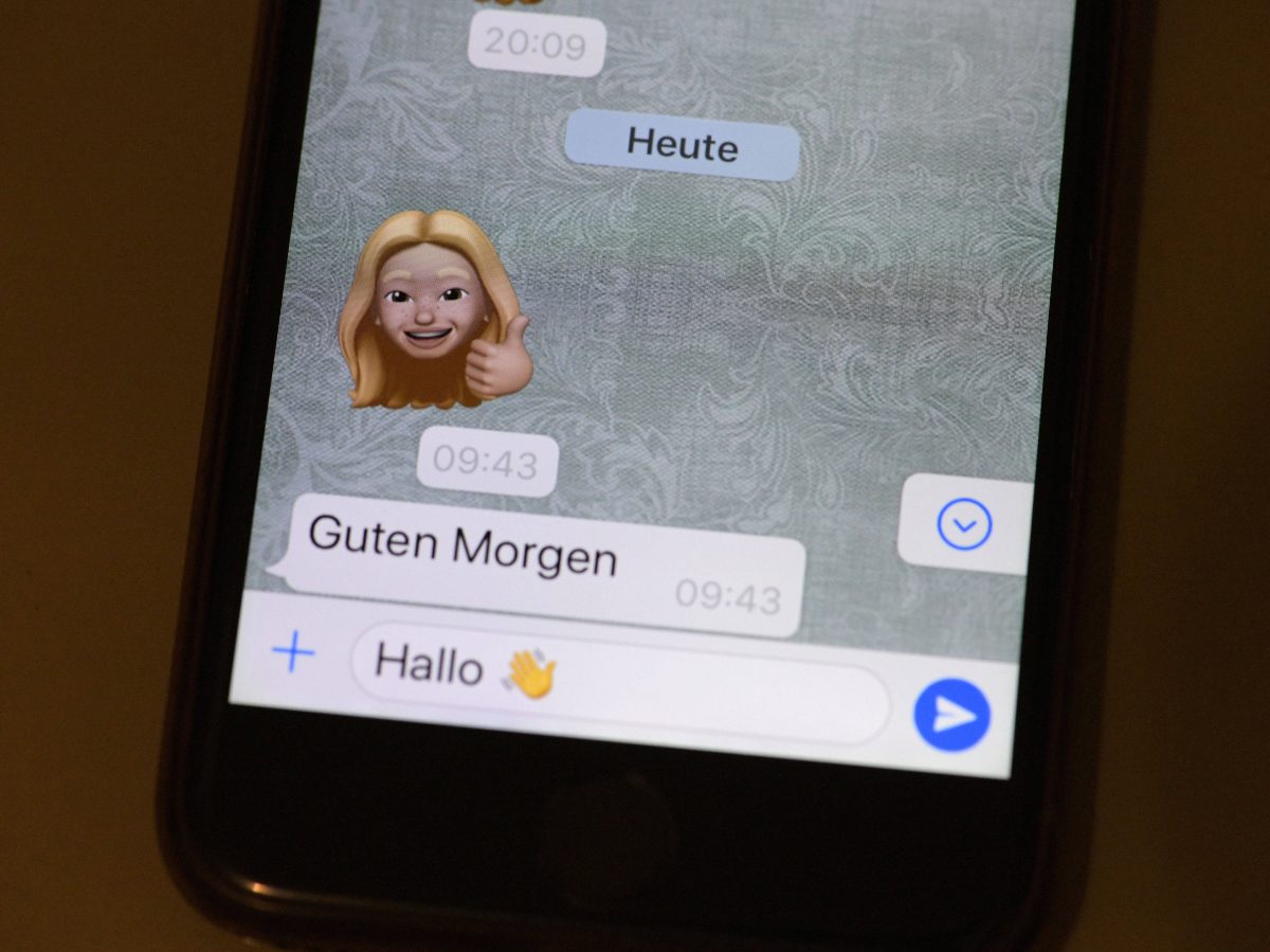 Auf einem Smartphone ist ein Whatsapp-Chat geÃ¶ffnet.