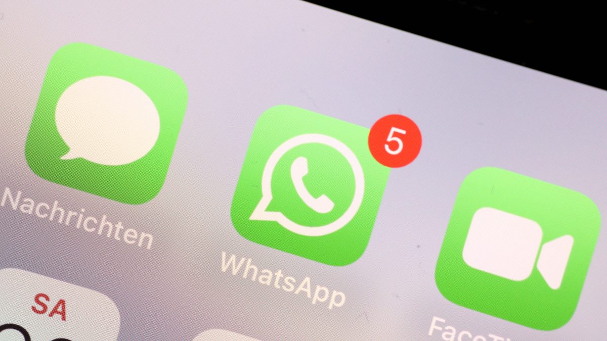 Das Whatsapp-Icon wird auf einem Smartphone angezeigt.