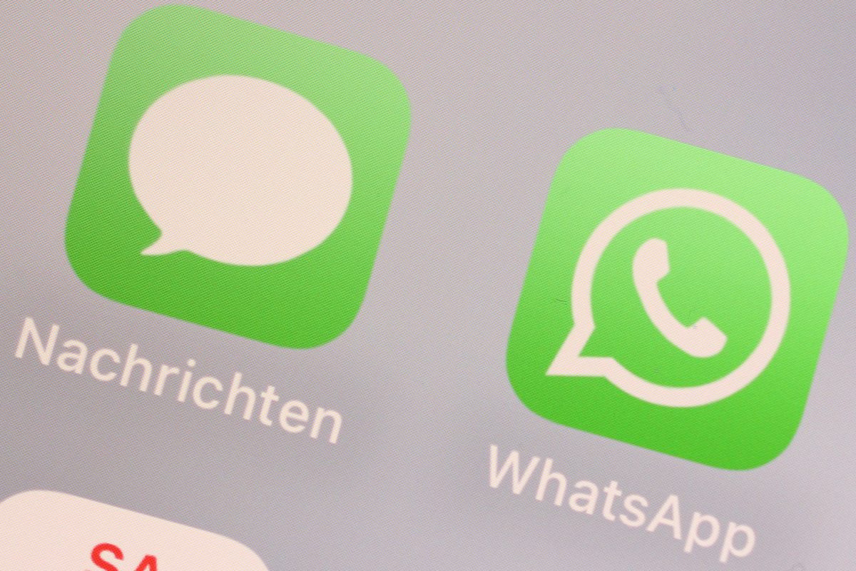 Ein Whatsapp-Icon und ein SMS-Icon sind auf einem Smartphone-Display zu sehen.