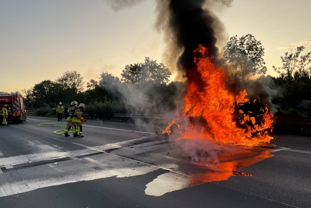 A2 bei Bottrop: Feuer-Drama – Autobahn gesperrt
