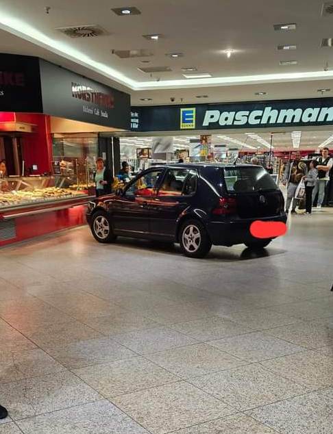 MÃ¼lheim: 82-jÃ¤hriger Rentner verwechselt Parkhaus mit Einkaufzentrum und parkt direkt vorm BÃ¤cker im Forum.