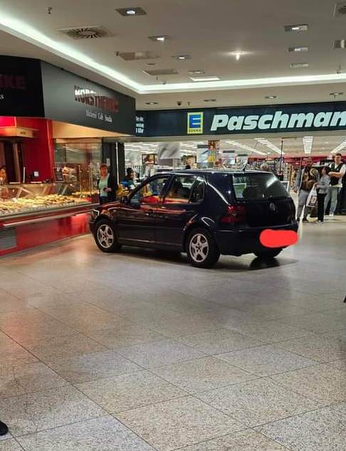 Mülheim: 82-jähriger Rentner verwechselt Parkhaus mit Einkaufzentrum und parkt direkt vorm Bäcker im Forum.