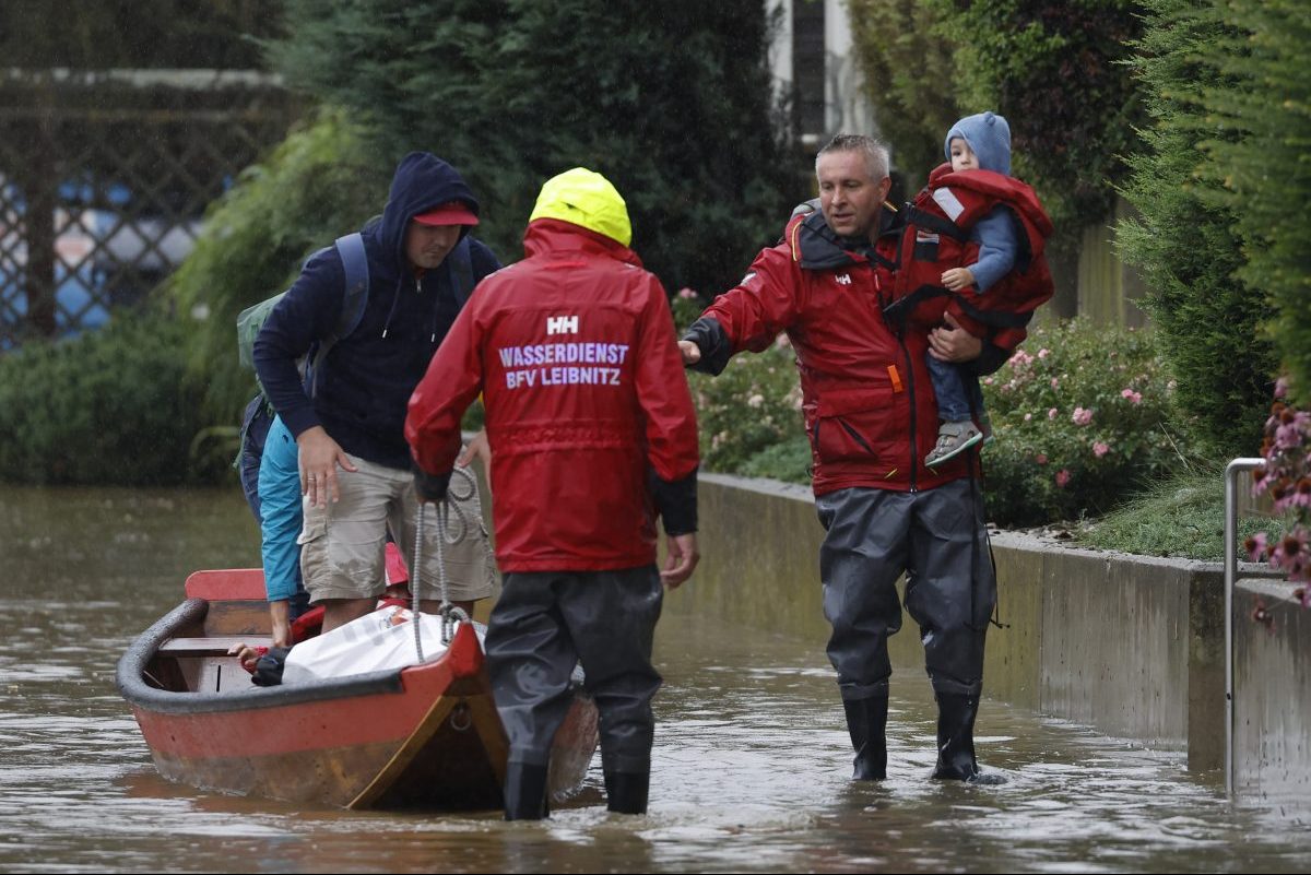 Retter helfen Anwohnern in Österreich aus einem Rettungsboot