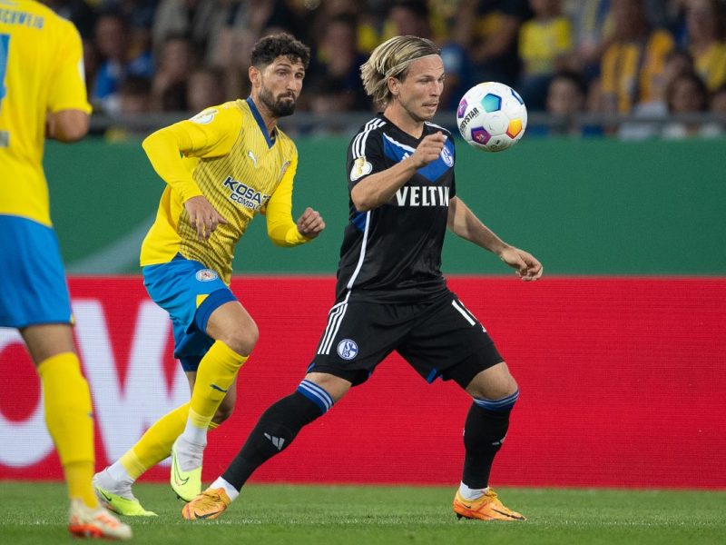 Eintracht Braunschweig - FC Schalke 04 liefern sich einen Pokalfight.