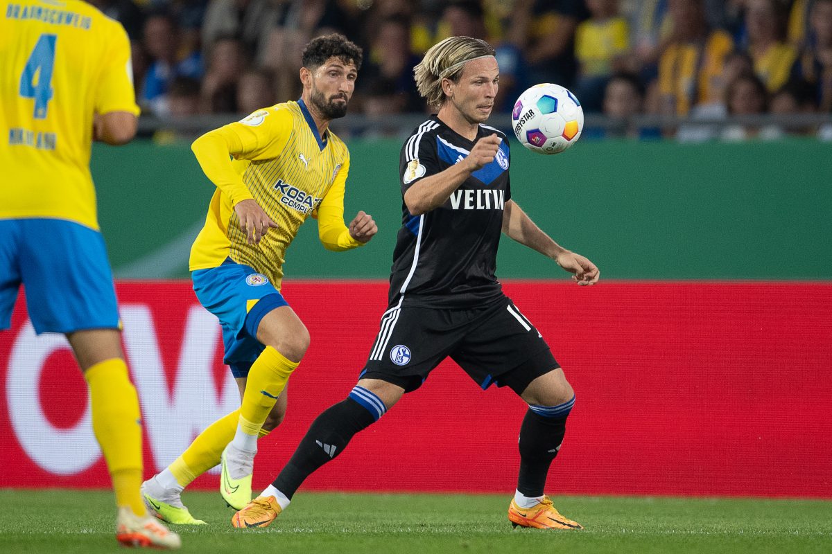 Eintracht Braunschweig - FC Schalke 04 liefern sich einen Pokalfight.