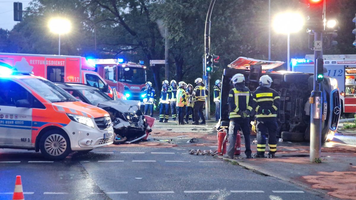 Unfall in NRW: In Witten kam es am Donnerstagabend zu einem schweren Verkehrsunfall mit Beteiligung von einem Rettungsfahrzeug.