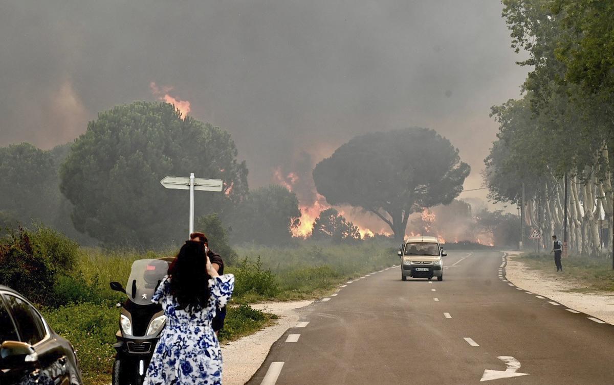 Urlaub in Frankreich: Feuer-Hölle bedroht Camper ++ 3.000 Touristen müssen in Sicherheit gebracht werden