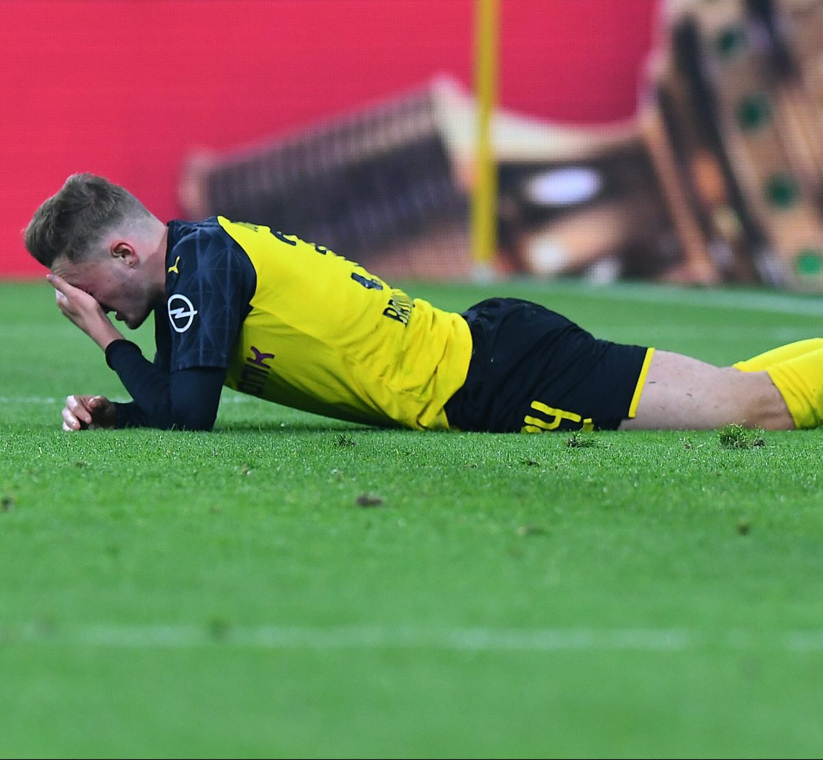Ein Ex-Juwel von Borussia Dortmund liegt am Boden.