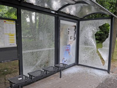 Oberhausen: Anwohner klagt wegen Vandalismus an Bushaltestelle. Die Stoag reagiert.