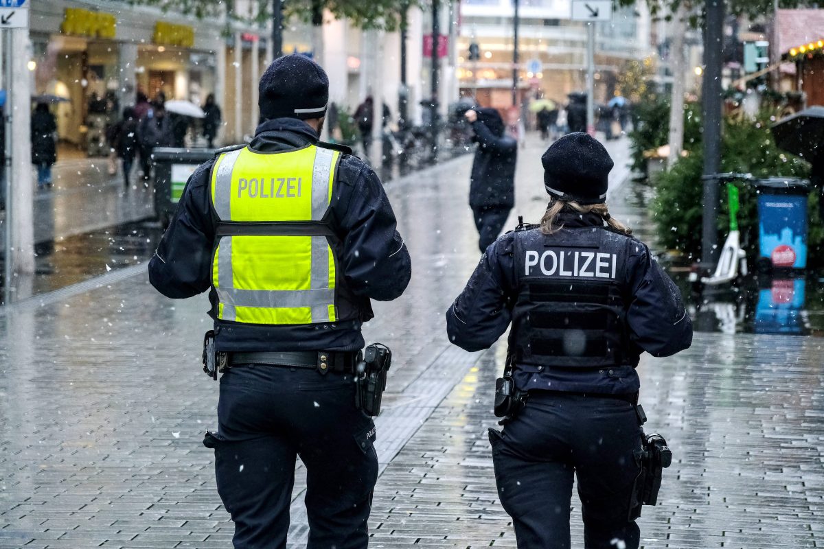Im Dezember 2022 räumte die Polizei die Düsseldorfer Weihnachtsmärkte. Der Grund: Drohungen. Der 16-Jährige mutmaßliche Täter ist für neun Punkte angeklagt.