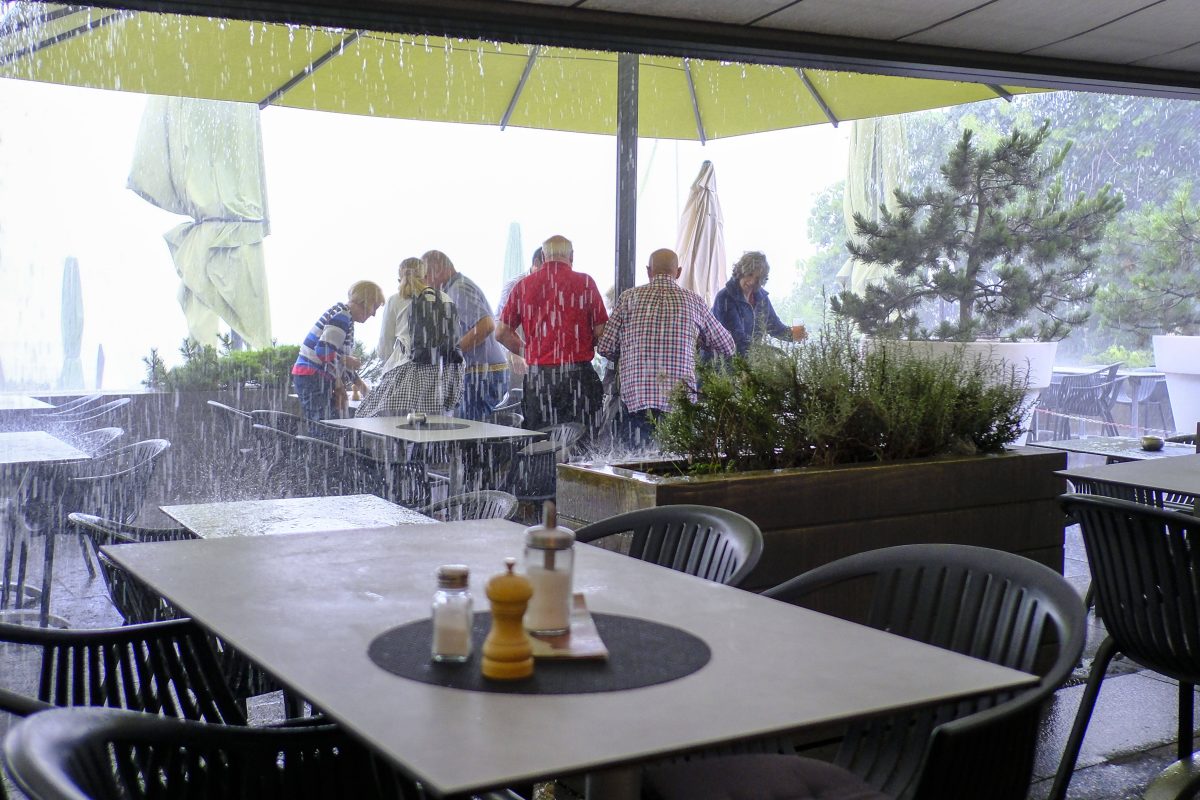 Regen, Café, Senioren stehen auf
