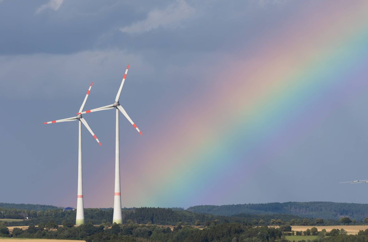 Regenbogen über Land, Windkrafträder in der Eifel
