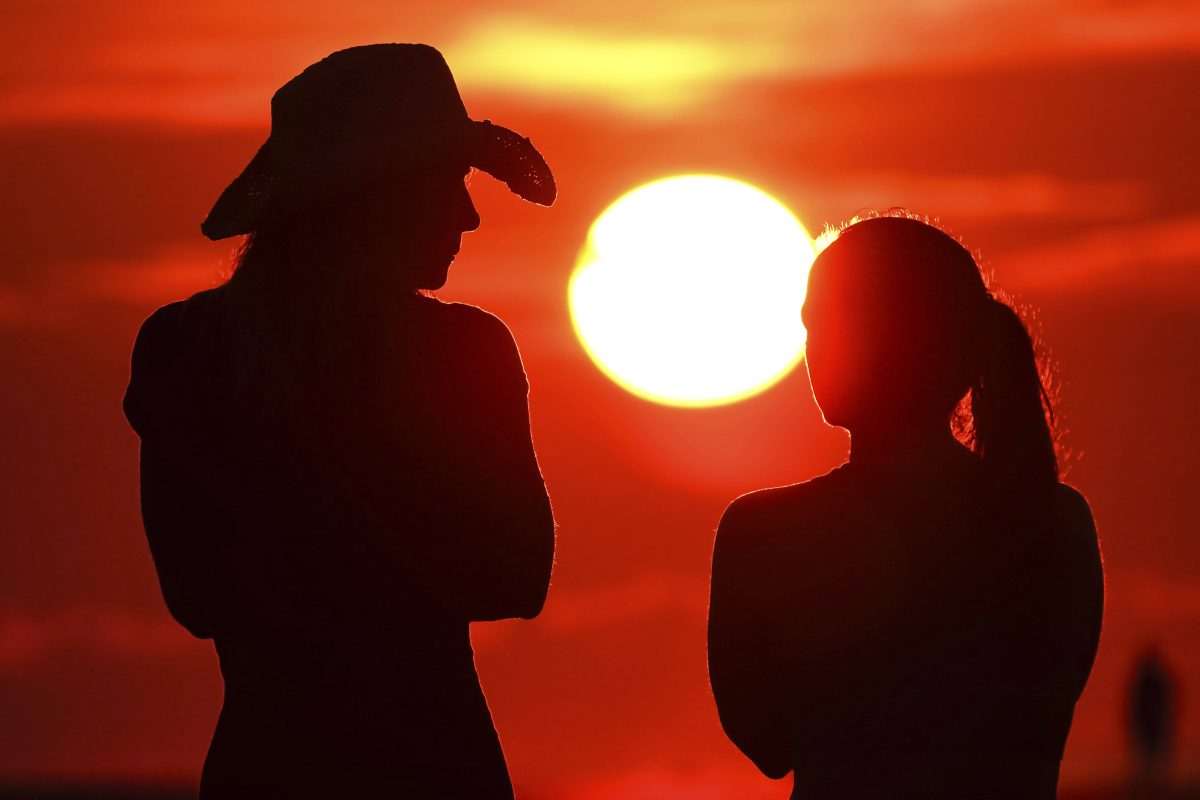 zwei Frauen vorm Sonnenuntergang