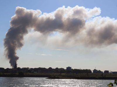Duisburg: Nach dem Brand auf der Schrottinsel sind die Ermittlung jetzt abgeschlossen. Der Grund war wohl ein technischer Defekt.