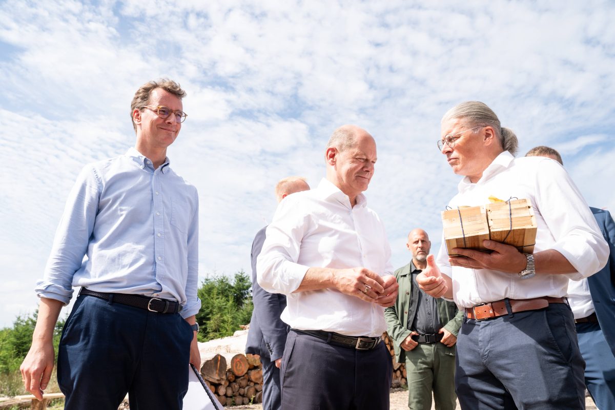 Olaf Scholz kommt für Windpark-Besuch nach NRW. Hier gibt es Häme von einem Unternehmen mit öffentlichem Banner.