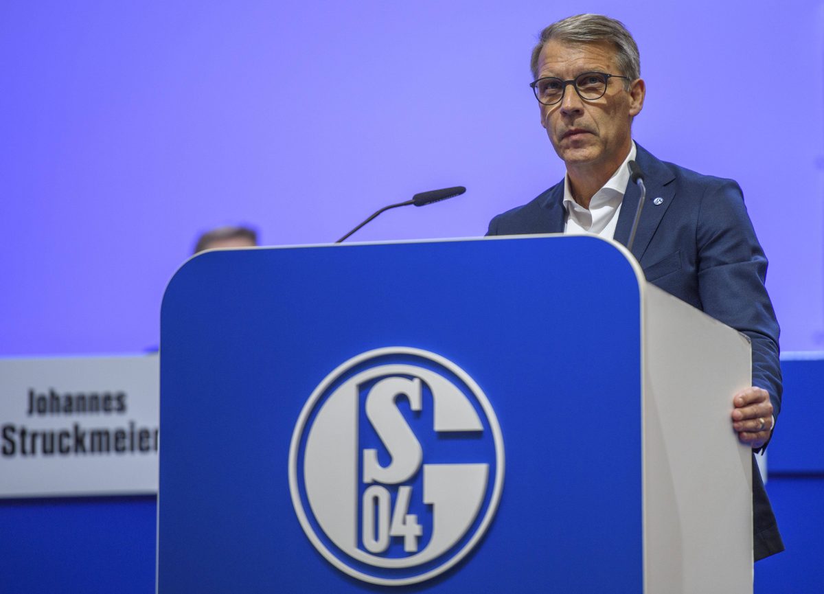 Peter Knäbel spricht beim FC Schalke 04 Klartext.
