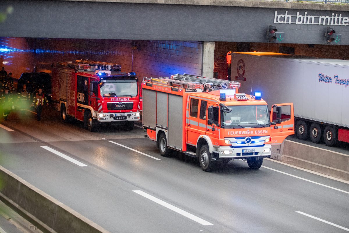A40 in Essen Schwerer Unfall im Tunnel Mehrere Kilometer Stau DerWesten de