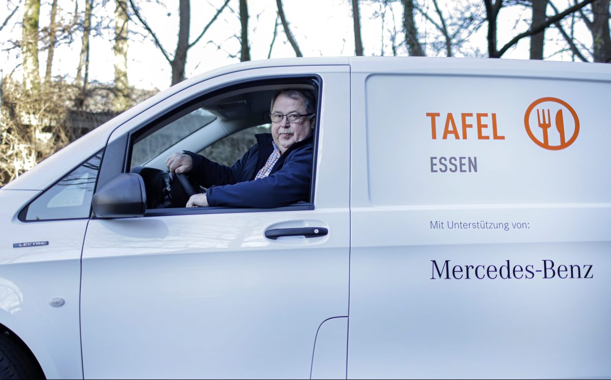 Jörg Sartor, Chef der Essener Tafel, sitzt im Lieferwagen