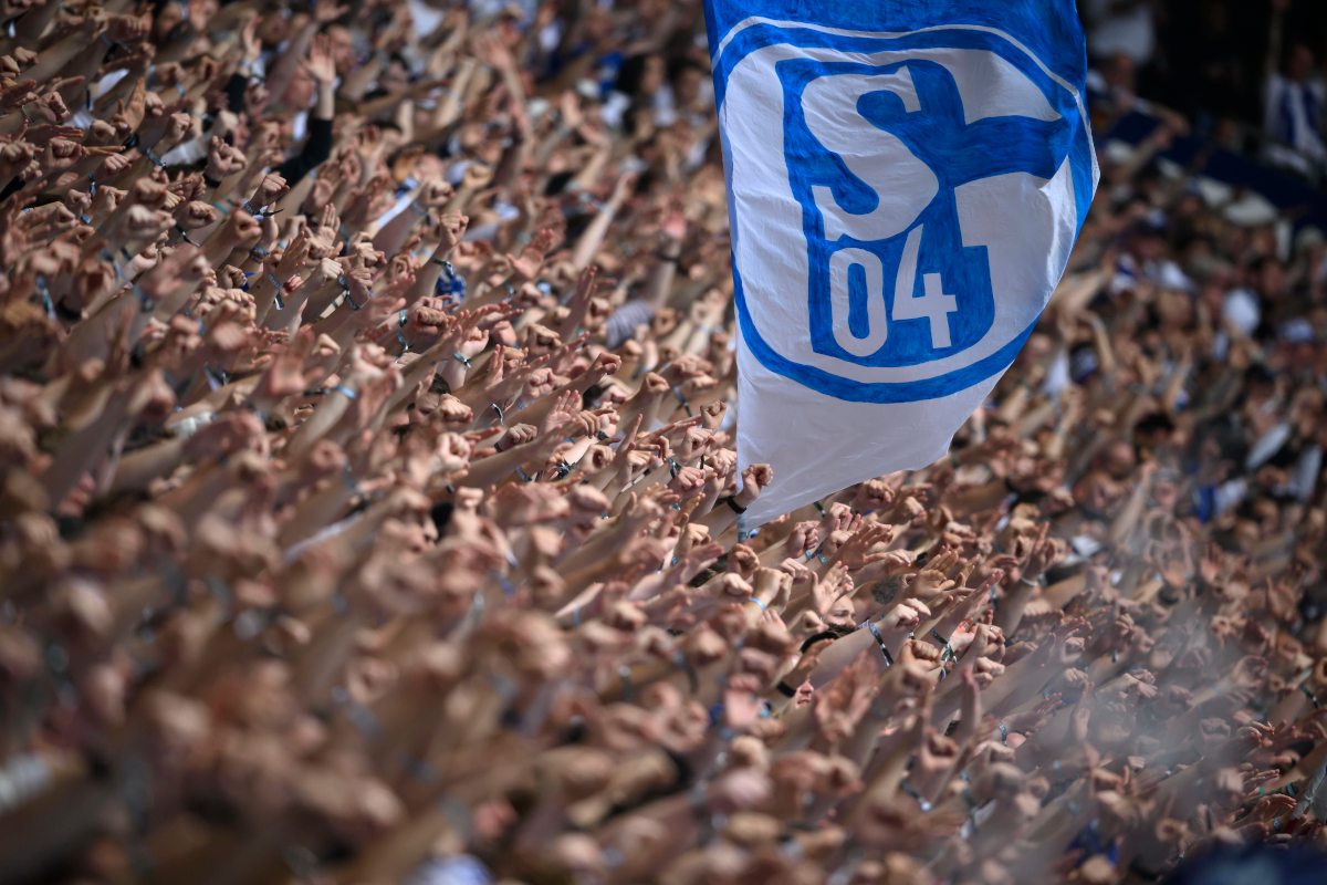 FC Schalke 04: Pyro, Rauch, Choreo auf Schalke: Fans des 1. FC ...