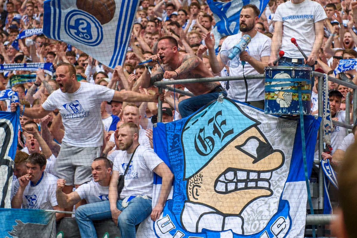 FC Schalke 04: Ultras mit Drohung! Wer DAS im Stadion trägt, kriegt ...