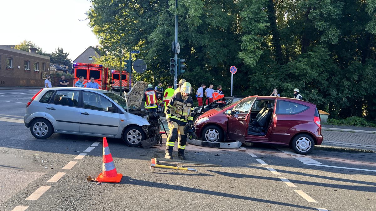 In Essen soll es zu einem schweren Verkehrsunfall gekommen sein. Drei Fahrzeuge sollen verwickelt sein. Beim Unfall gab es auch Verletzte.