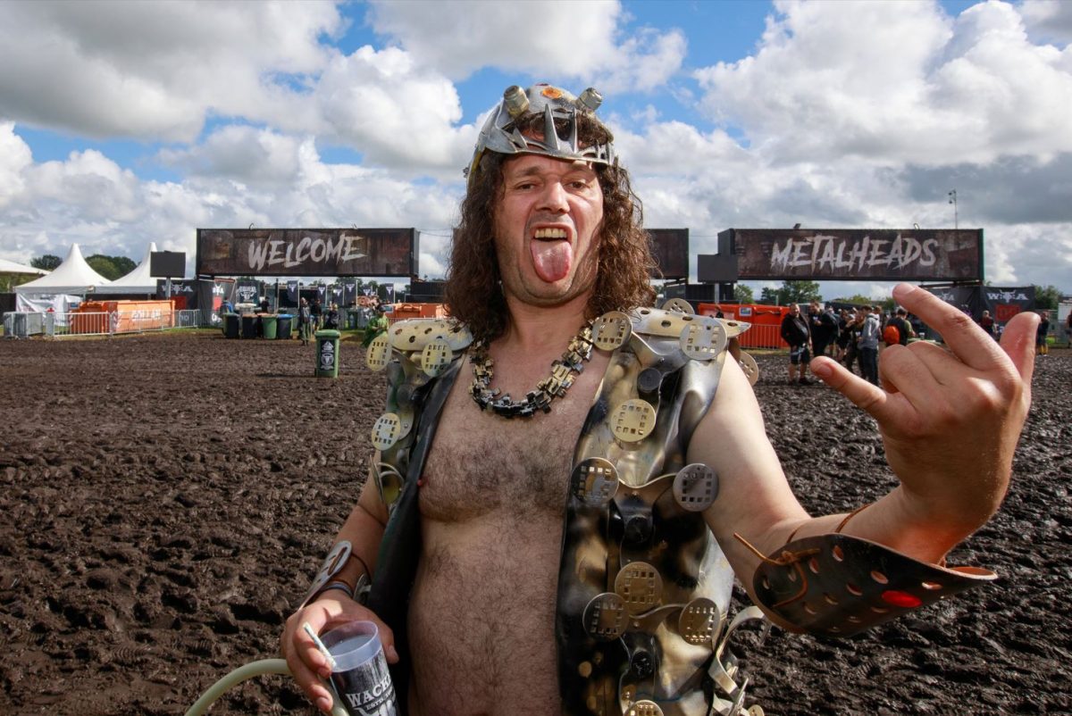 Ein Besucher des Wacken Open Air 2023 grüßt in die Kamera