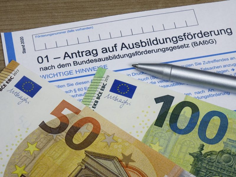 Bafög Auszahlung April 2024: DANN sollte dein Geld auf dem Konto sein