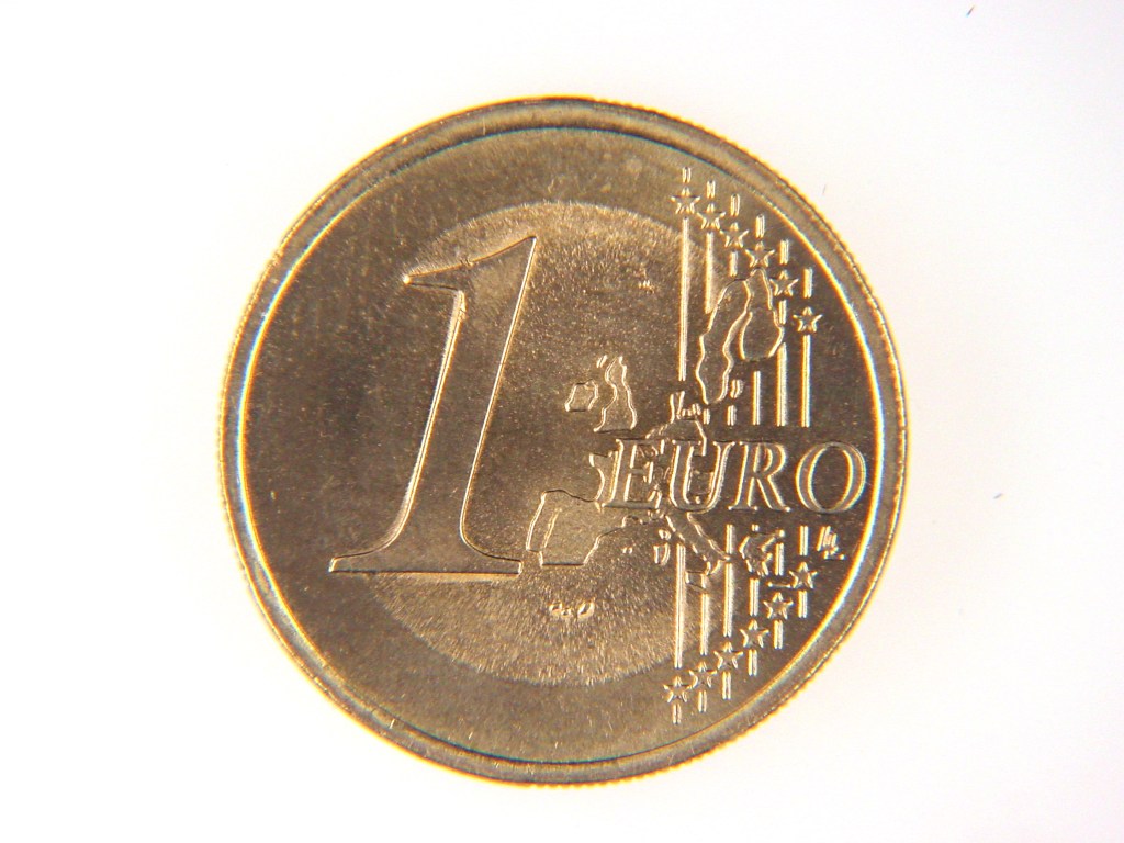 Eine 1-Euro-Münze mit Fehlprägung.