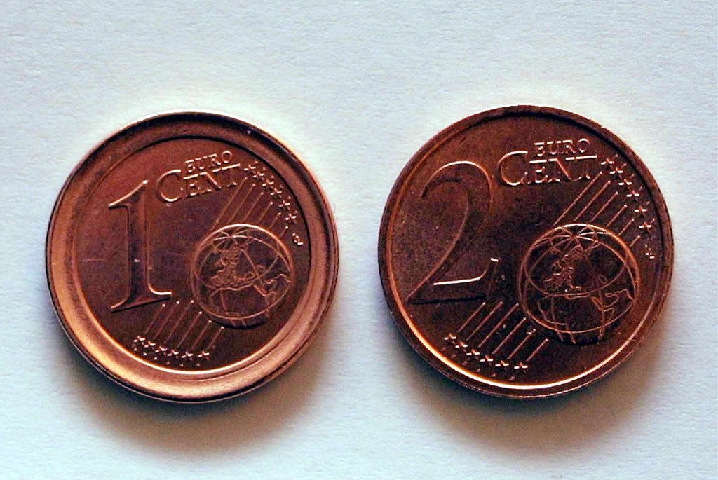 Eine 1-Cent-Münze und eine 2-Cent-Münze liegen nebeneinander.
