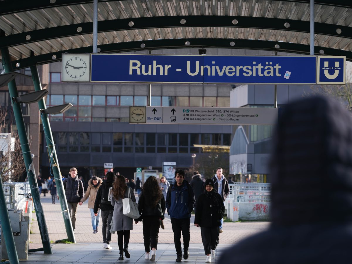 Ruhr-Uni Bochum plant weitreichende Änderung für Studierende. Das Semesterticket soll eingestampft werden.