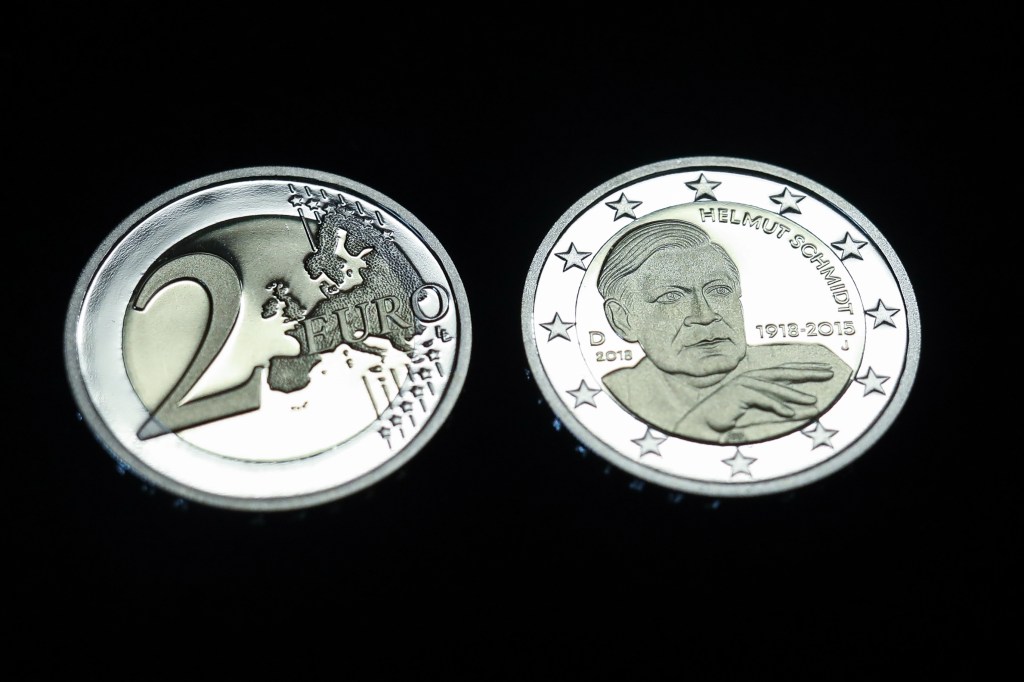 Die 2-Euro-Münze "Helmut Schmidt" ist mit der Vorder- und der Rückseite zu sehen.