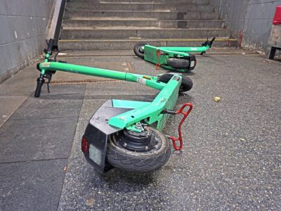 E-Scooter sind aus dem Stadtbild nicht mehr wegzudenken. Viel zu oft liegen sie im Weg rum. Paris verbannt die Roller nun – braucht es auch hier ein Verbot?