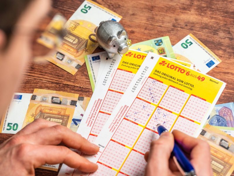 Lotto: Rentner gewinnt Millionen-Jackpot – was er davon kauft, rührt zu Tränen