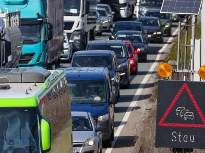 Herbstferien-Stau auf Autobahn in NRW