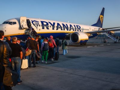 Ryanair-Passagiere besteigen Maschine