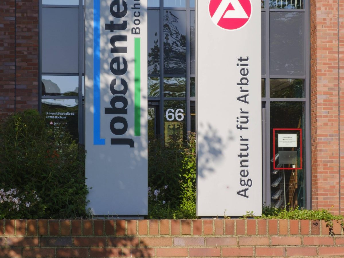 Jobcenter Bochum wird von Ehepaar angeklagt. Dieses bekommen seit Monaten keine Unterstützung.