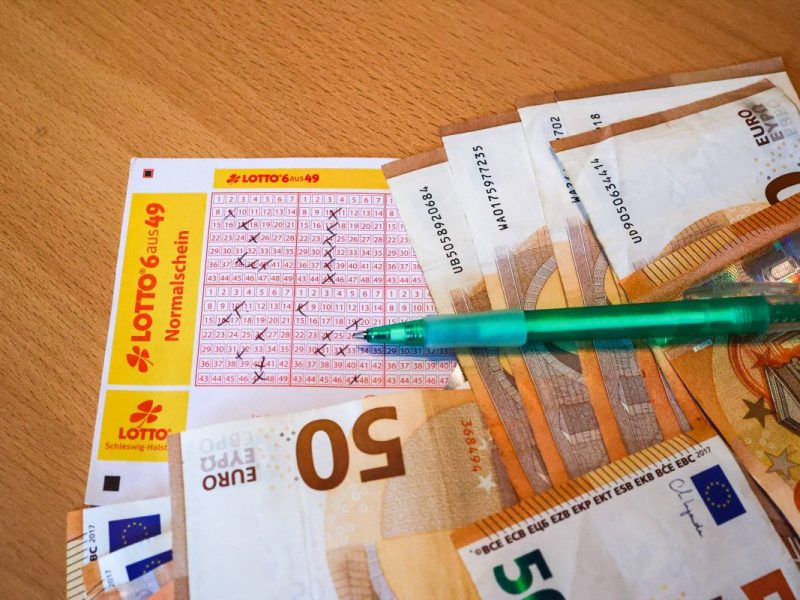 Lotto-Spielerin knackt 100-Mio.-Jackpot und trifft Entscheidung, die ihre Mitmenschen umhaut