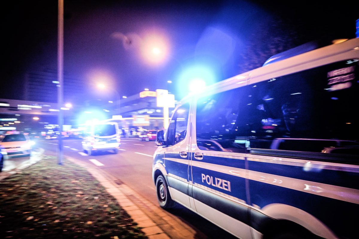 Bei einer Hochzeit in Gelsenkirchen musste ein Polizist seinen Polizei-Hund auf zwei aggressive Gäste loslassen.